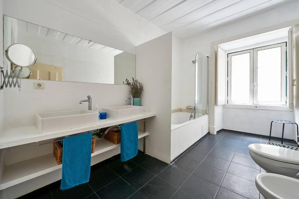 Stunning Apartment Near Chiado Lissabon Exterior foto